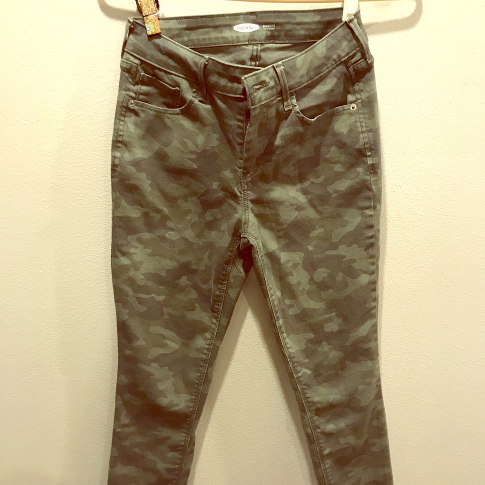 Like new Old navy camo skinny jeans size 4